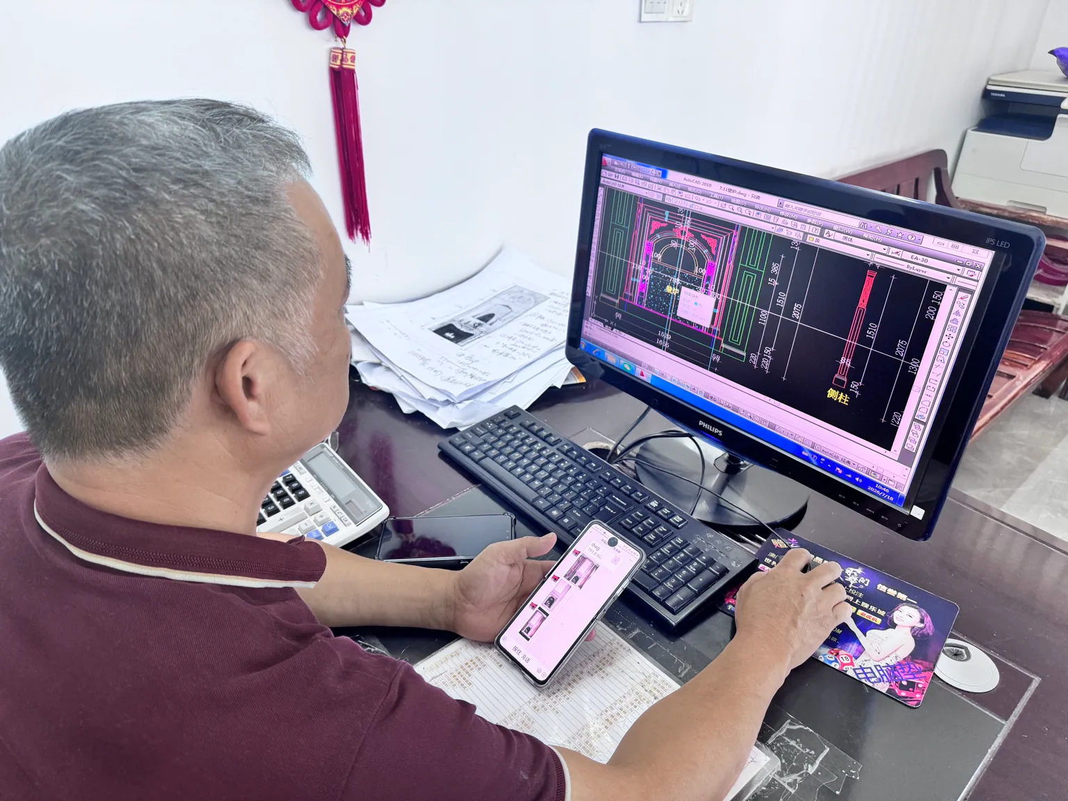 东伟工作人员在电脑前查看壁炉CAD正视图、侧视图和尺寸深化图